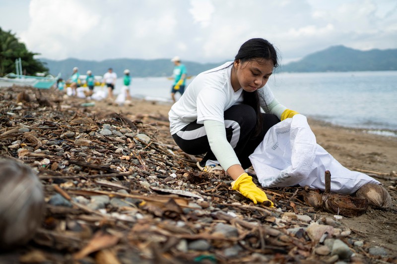 Orang-orang mengumpulkan sampah plastik di pantai saat program pembersihan pantai yang menyediakan beras kepada relawan sebagai imbalan atas sampah plastik, di Mabini, provinsi Batangas, Filipina, 15 Juni 2024. Orang-orang mengumpulkan sampah plastik di pantai saat program pembersihan pantai yang menyediakan beras kepada relawan sebagai imbalan atas sampah plastik, di Mabini, provinsi Batangas, Filipina, 15 Juni 2024. (REUTERS/Lisa Marie David)