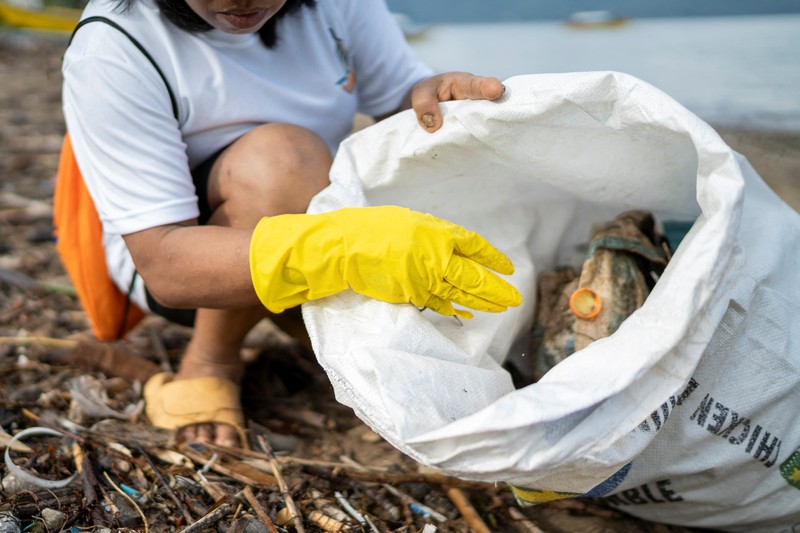 Orang-orang mengumpulkan sampah plastik di pantai saat program pembersihan pantai yang menyediakan beras kepada relawan sebagai imbalan atas sampah plastik, di Mabini, provinsi Batangas, Filipina, 15 Juni 2024. Orang-orang mengumpulkan sampah plastik di pantai saat program pembersihan pantai yang menyediakan beras kepada relawan sebagai imbalan atas sampah plastik, di Mabini, provinsi Batangas, Filipina, 15 Juni 2024. (REUTERS/Lisa Marie David)