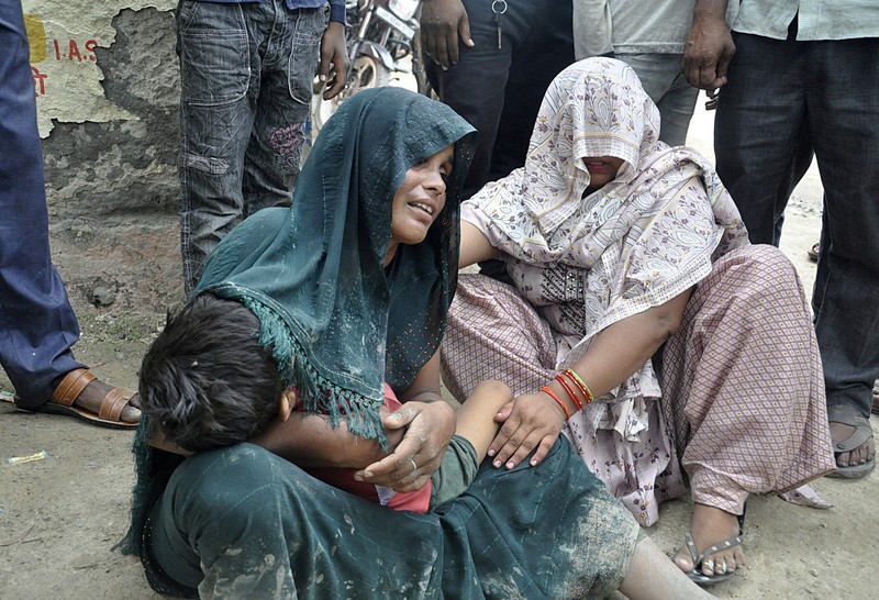 Wanita berduka di samping jenazah kerabatnya di luar rumah sakit Sikandrarao di distrik Hathras sekitar 350 kilometer (217 mil) barat daya Lucknow, India, Selasa, 2 Juli 2024. Sedikitnya 60 orang tewas dan banyak lainnya terluka setelah terinjak-injak di pertemuan keagamaan ribuan orang di India utara, kata para pejabat Selasa. (AP Photo/Manoj Aligadi)