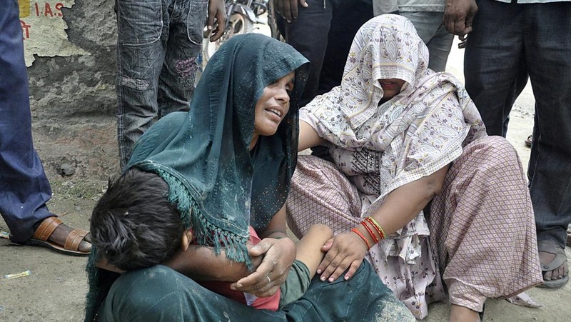 Wanita berduka di samping jenazah kerabatnya di luar rumah sakit Sikandrarao di distrik Hathras sekitar 350 kilometer (217 mil) barat daya Lucknow, India, Selasa, 2 Juli 2024. Sedikitnya 60 orang tewas dan banyak lainnya terluka setelah terinjak-injak di pertemuan keagamaan ribuan orang di India utara, kata para pejabat Selasa. (AP Photo/Manoj Aligadi)