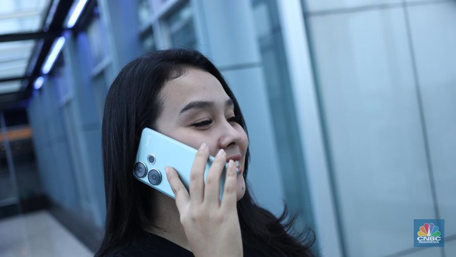 Smartphone POCO V6 hadir dengan desain body yang makin ringan dan tipis. (վ/Tri Susilo)
