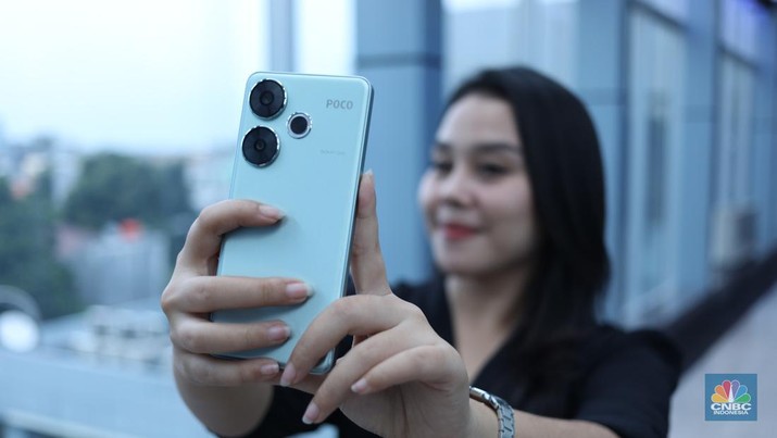 Smartphone POCO V6 hadir dengan desain body yang makin ringan dan tipis. (CNBC Indonesia/Tri Susilo)