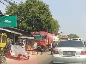 Truk BBM Oleng, Tabrak Mobil-Warga di Pinggir Jalan Raya Cipatat KBB