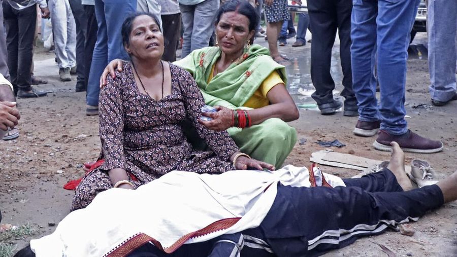 Wanita berduka di samping jenazah kerabatnya di luar rumah sakit Sikandrarao di distrik Hathras sekitar 350 kilometer (217 mil) barat daya Lucknow, India, Selasa, 2 Juli 2024. Sedikitnya 60 orang tewas dan banyak lainnya terluka setelah terinjak-injak di pertemuan keagamaan ribuan orang di India utara, kata para pejabat Selasa. (AP Photo/Manoj Aligadi)