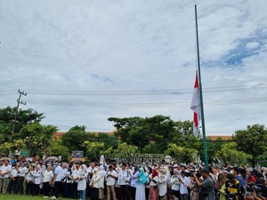 Bendera Setengah Tiang Warnai Aksi Bela Prof BUS Usai Dicopot Unair