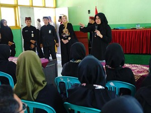 Bupati Ipuk Beri Literasi Keuangan ke Guru Tangkal Pinjol dan Judol