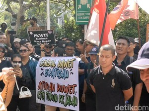 Terancam Jadi Karyawan Kontrak, Ratusan Pekerja Bandara Ngurah Rai Demo
