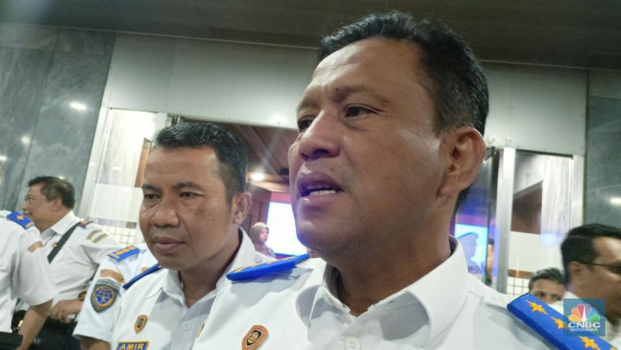 Direktur Jenderal Perhubungan Darat Risyapudin Nursin usai rapat di Komisi V DPR, Kamis (4/7/24). (CNBC Indonesia/Ferry Sandi)