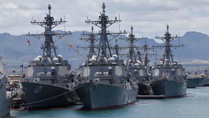 Orang-orang berdiri di dalam lambung KRI Raden Eddy Martadinata selama latihan militer Lingkar Pasifik (RIMPAC) di Pangkalan Gabungan Pearl Harbor-Hickam, Hawaii, AS 3 Juli 2024. (REUTERS/Marco Garcia)