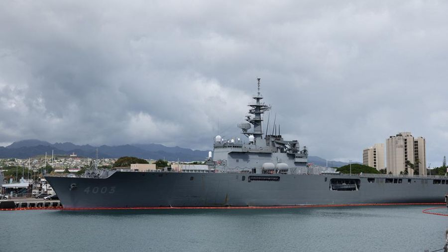 Kapal perang JS Kunisaki Jepang dari dek kapal penjelajah berpeluru kendali kelas Ticonderoga USS Princeton selama latihan militer Lingkar Pasifik (RIMPAC) di Pangkalan Gabungan Pearl Harbor-Hickam, Hawaii, AS 3 Juli 2024. (REUTERS/Marco Garcia)
