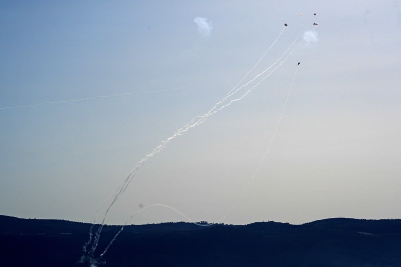Kelompok Hizbullah menembakkan rentetan roket ke wilayah Israel pada Kamis, (4/7/2024) waktu setempat. (REUTERS/Ayal Margolin) Kelompok Hizbullah menembakkan rentetan roket ke wilayah Israel pada Kamis, (4/7/2024) waktu setempat. (REUTERS/Ayal Margolin)
