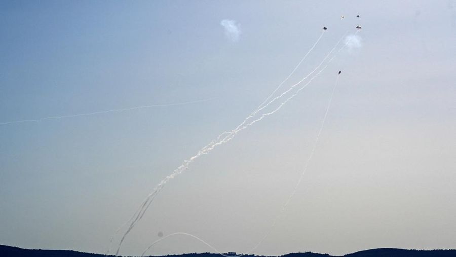 Kelompok Hizbullah menembakkan rentetan roket ke wilayah Israel pada Kamis, (4/7/2024) waktu setempat. (REUTERS/Ayal Margolin)