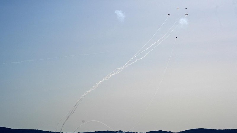 Kelompok Hizbullah menembakkan rentetan roket ke wilayah Israel pada Kamis, (4/7/2024) waktu setempat. (REUTERS/Ayal Margolin)