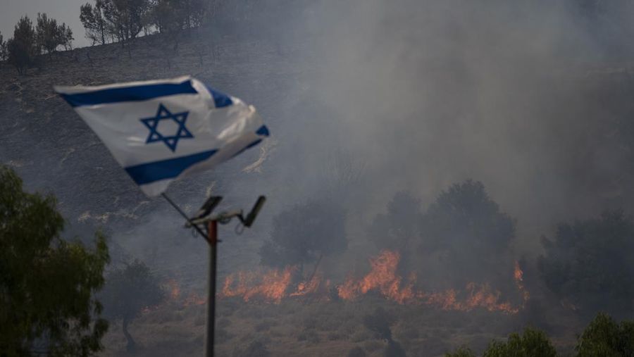 Kelompok milisi Hizbullah menembakkan ratusan roket ke Israel yang mengakibatkan kebakaran hutan di dataran tinggi Golan. Kamis (4/7/2024). (AP Photo/Leo Correa, File)