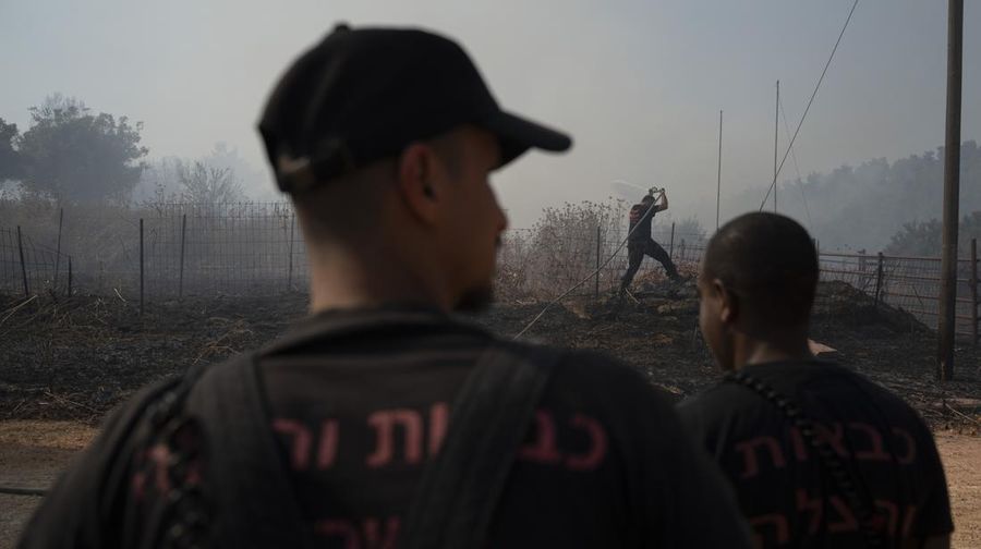 Kelompok milisi Hizbullah menembakkan ratusan roket ke Israel yang mengakibatkan kebakaran hutan di dataran tinggi Golan. Kamis (4/7/2024). (AP Photo/Leo Correa, File)