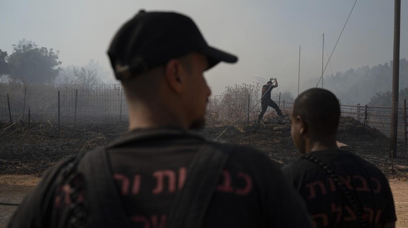 Kelompok Hizbullah menembakkan rentetan roket ke wilayah Israel pada Kamis, (4/7/2024) waktu setempat. (REUTERS/Ayal Margolin)