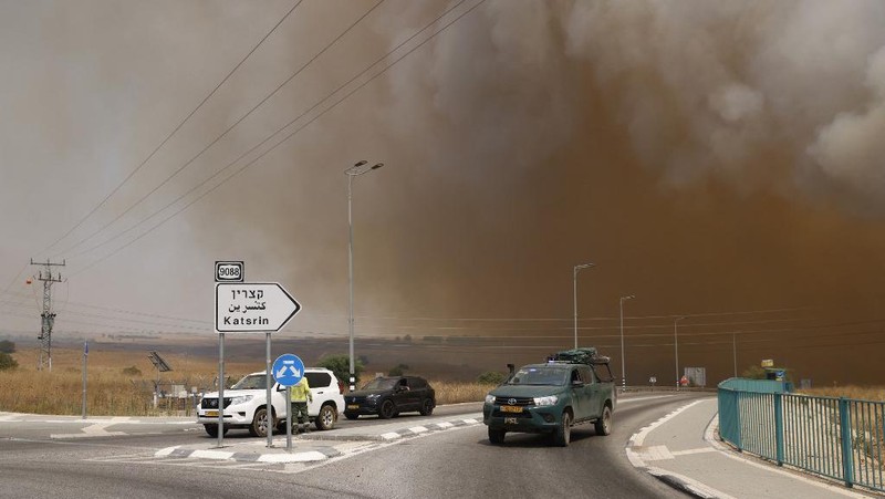 Kelompok Hizbullah menembakkan rentetan roket ke wilayah Israel pada Kamis, (4/7/2024) waktu setempat. (REUTERS/Ayal Margolin)