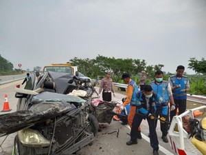 Mobil Tabrak Truk di Tol Batang, 3 Orang Tewas