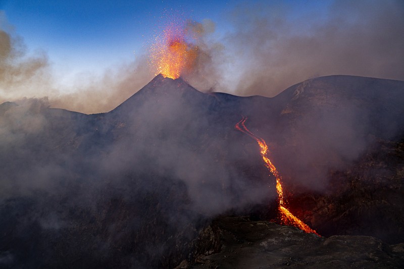 Lava muncul dari kawah Gunung Etna, gunung berapi paling aktif di Eropa, Italia 2 Juli 2024. (REUTERS/Etna Walk/Giuseppe Di Stefano)