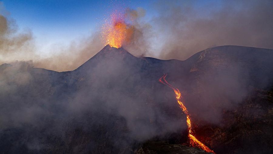 Lava muncul dari kawah Gunung Etna, gunung berapi paling aktif di Eropa, Italia 2 Juli 2024. (REUTERS/Etna Walk/Giuseppe Di Stefano)