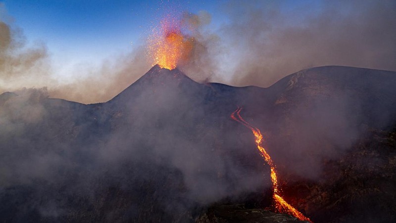 Lava muncul dari kawah Gunung Etna, gunung berapi paling aktif di Eropa, Italia 2 Juli 2024. (REUTERS/Etna Walk/Giuseppe Di Stefano)