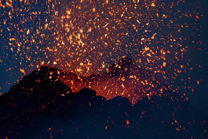Lava muncul dari kawah Gunung Etna, gunung berapi paling aktif di Eropa, Italia 2 Juli 2024. (REUTERS/Etna Walk/Giuseppe Di Stefano)