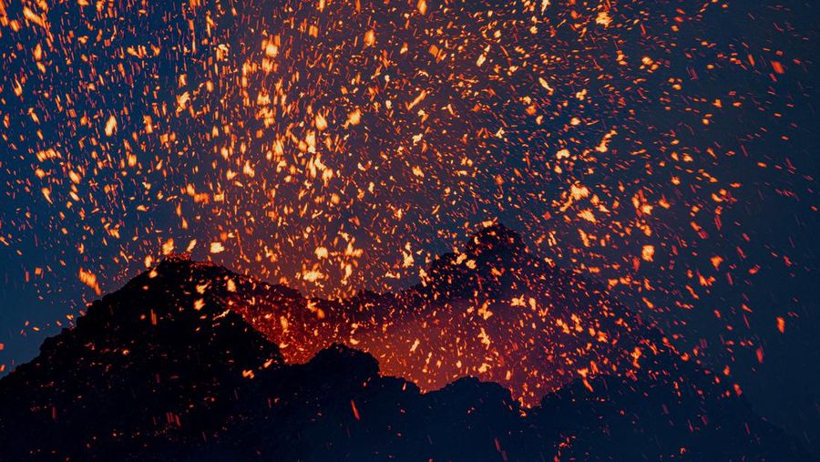 Lava muncul dari kawah Gunung Etna, gunung berapi paling aktif di Eropa, Italia 2 Juli 2024. (REUTERS/Etna Walk/Giuseppe Di Stefano)