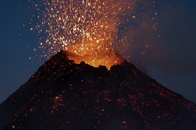 Lava muncul dari kawah Gunung Etna, gunung berapi paling aktif di Eropa, Italia 2 Juli 2024. (REUTERS/Etna Walk/Giuseppe Di Stefano)