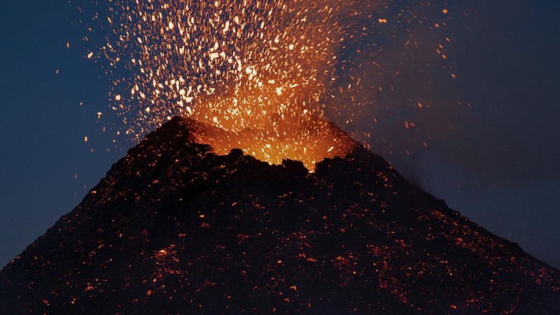 Lava muncul dari kawah Gunung Etna, gunung berapi paling aktif di Eropa, Italia 2 Juli 2024. (REUTERS/Etna Walk/Giuseppe Di Stefano)
