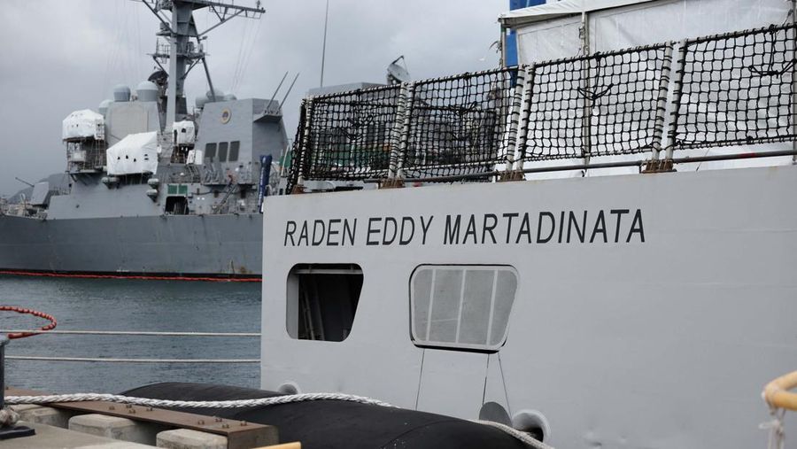 Orang-orang berdiri di dalam lambung KRI Raden Eddy Martadinata selama latihan militer Lingkar Pasifik (RIMPAC) di Pangkalan Gabungan Pearl Harbor-Hickam, Hawaii, AS 3 Juli 2024. (REUTERS/Marco Garcia)
