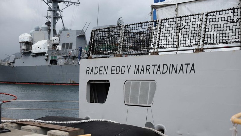Orang-orang berdiri di dalam lambung KRI Raden Eddy Martadinata selama latihan militer Lingkar Pasifik (RIMPAC) di Pangkalan Gabungan Pearl Harbor-Hickam, Hawaii, AS 3 Juli 2024. (REUTERS/Marco Garcia)