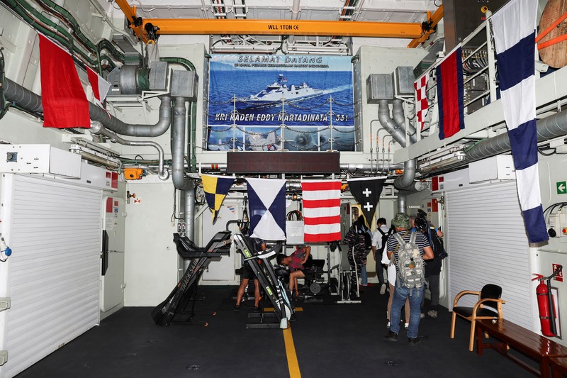 Orang-orang berdiri di dalam lambung KRI Raden Eddy Martadinata selama latihan militer Lingkar Pasifik (RIMPAC) di Pangkalan Gabungan Pearl Harbor-Hickam, Hawaii, AS 3 Juli 2024. (REUTERS/Marco Garcia) Orang-orang berdiri di dalam lambung KRI Raden Eddy Martadinata selama latihan militer Lingkar Pasifik (RIMPAC) di Pangkalan Gabungan Pearl Harbor-Hickam, Hawaii, AS 3 Juli 2024. (REUTERS/Marco Garcia)