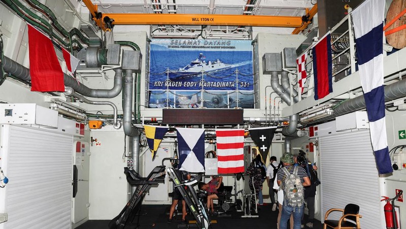 Orang-orang berdiri di dalam lambung KRI Raden Eddy Martadinata selama latihan militer Lingkar Pasifik (RIMPAC) di Pangkalan Gabungan Pearl Harbor-Hickam, Hawaii, AS 3 Juli 2024. (REUTERS/Marco Garcia)