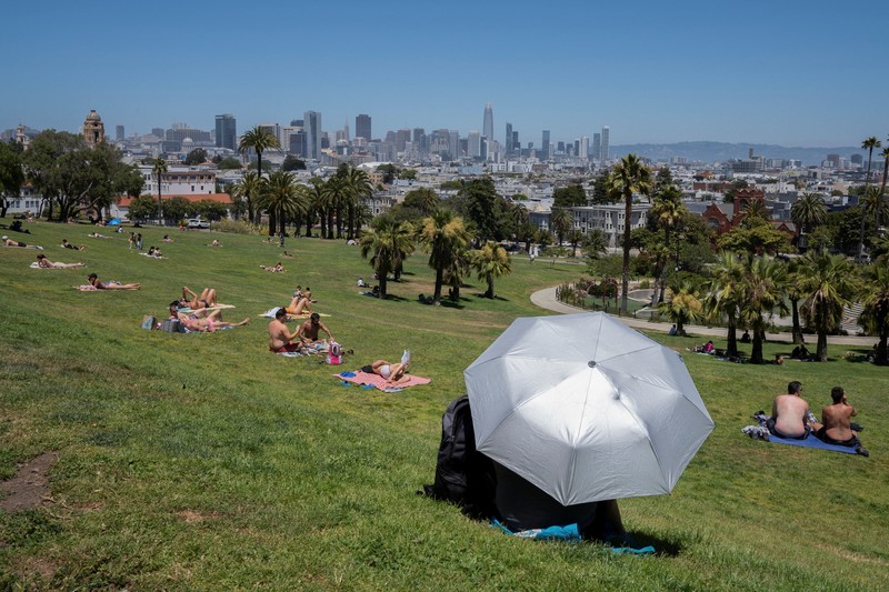 Orang-orang beristirahat di Dolores Park saat terjadi gelombang panas saat suhu naik hingga lebih dari 80 Fahrenheit (26,7 derajat Celcius), di San Francisco, California, AS, 2 Juli 2024. Orang-orang beristirahat di Dolores Park saat terjadi gelombang panas saat suhu naik hingga lebih dari 80 Fahrenheit (26,7 derajat Celcius), di San Francisco, California, AS, 2 Juli 2024. (REUTERS/Emily Steinberger)