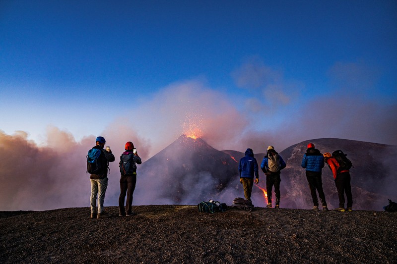 Lava muncul dari kawah Gunung Etna, gunung berapi paling aktif di Eropa, Italia 2 Juli 2024. (REUTERS/Etna Walk/Giuseppe Di Stefano)