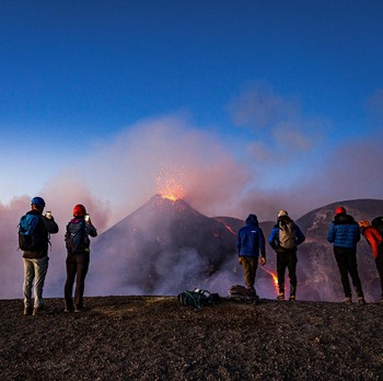 Aneh Bin Ajaib, Erupsi Gunung Api Tertinggi Jadi Tontonan di Sini