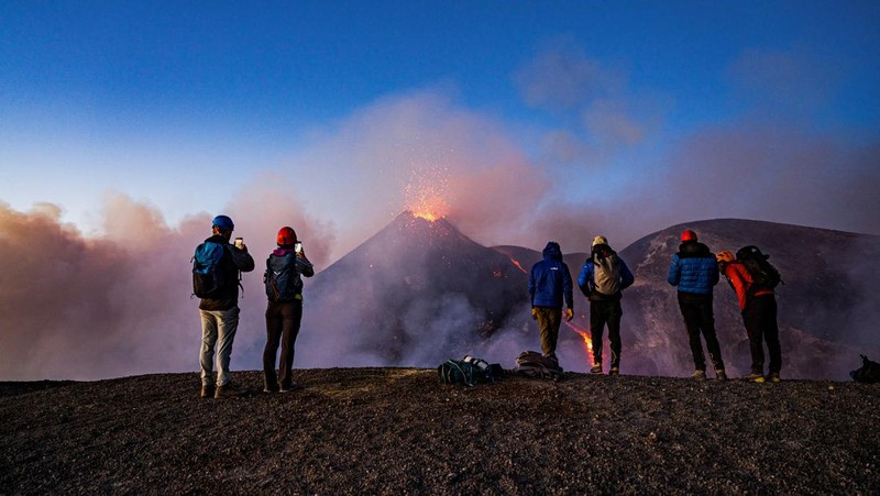 Lava muncul dari kawah Gunung Etna, gunung berapi paling aktif di Eropa, Italia 2 Juli 2024. (REUTERS/Etna Walk/Giuseppe Di Stefano)
