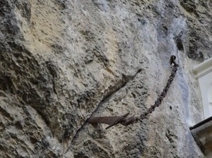 Pedang 1.300 Tahun yang Hilang Tertancap di Dinding Batu Setinggi 10 Meter