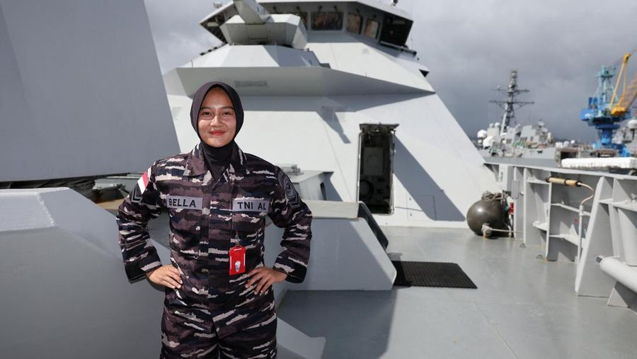 Orang-orang berdiri di dalam lambung KRI Raden Eddy Martadinata selama latihan militer Lingkar Pasifik (RIMPAC) di Pangkalan Gabungan Pearl Harbor-Hickam, Hawaii, AS 3 Juli 2024. (REUTERS/Marco Garcia)