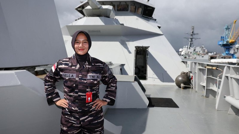 Orang-orang berdiri di dalam lambung KRI Raden Eddy Martadinata selama latihan militer Lingkar Pasifik (RIMPAC) di Pangkalan Gabungan Pearl Harbor-Hickam, Hawaii, AS 3 Juli 2024. (REUTERS/Marco Garcia)