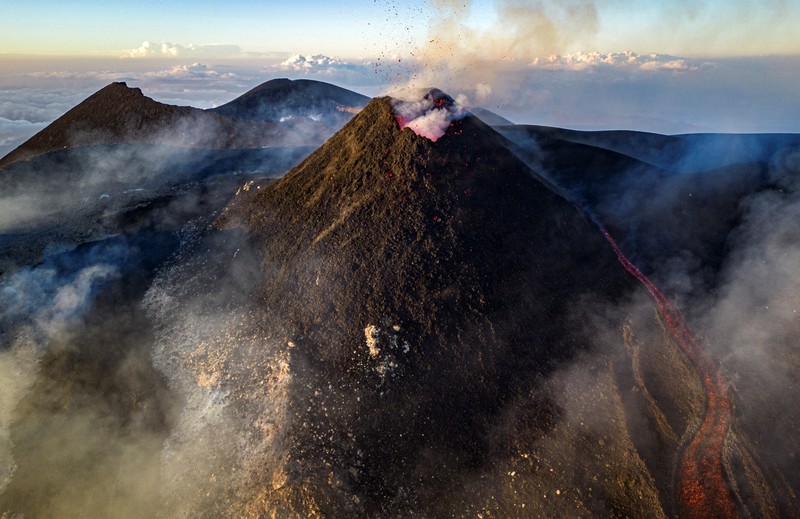 Lava muncul dari kawah Gunung Etna, gunung berapi paling aktif di Eropa, Italia 2 Juli 2024. Lava muncul dari kawah Gunung Etna, gunung berapi paling aktif di Eropa, Italia 2 Juli 2024. (REUTERS/Etna Walk/Giuseppe Di Stefano)