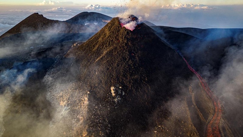 Lava muncul dari kawah Gunung Etna, gunung berapi paling aktif di Eropa, Italia 2 Juli 2024. (REUTERS/Etna Walk/Giuseppe Di Stefano)