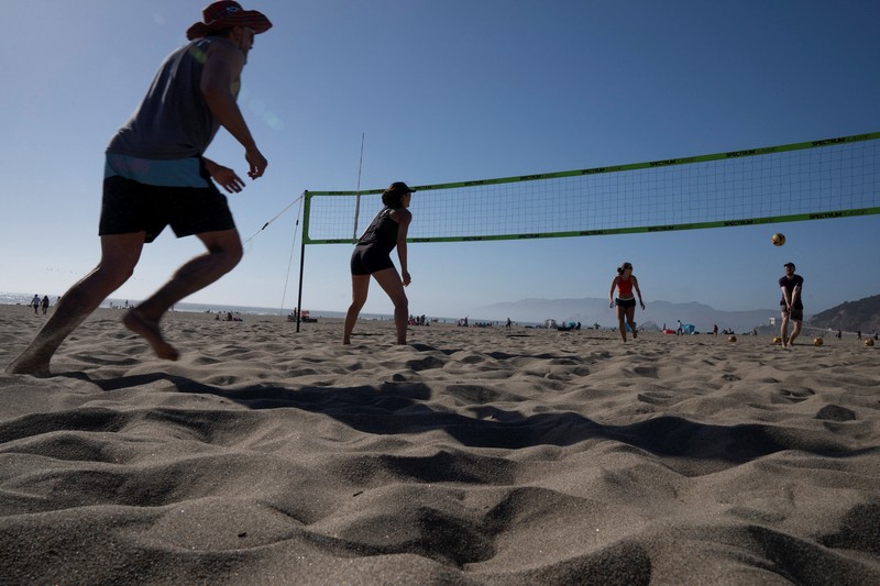 Orang-orang beristirahat di Dolores Park saat terjadi gelombang panas saat suhu naik hingga lebih dari 80 Fahrenheit (26,7 derajat Celcius), di San Francisco, California, AS, 2 Juli 2024. (REUTERS/Emily Steinberger)