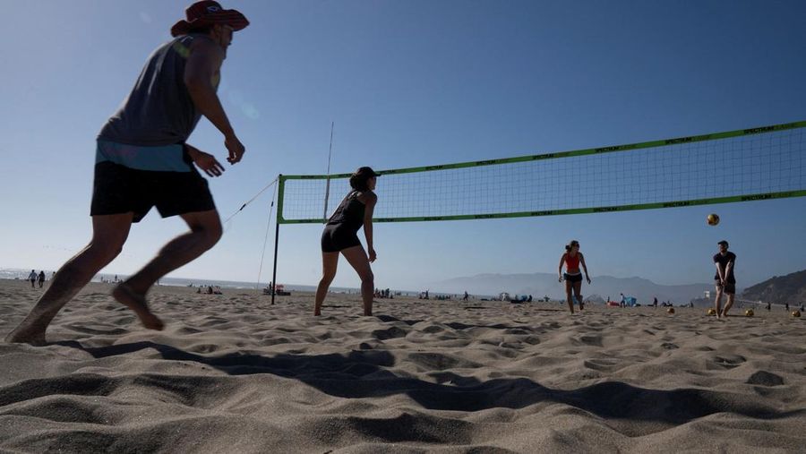 Orang-orang beristirahat di Dolores Park saat terjadi gelombang panas saat suhu naik hingga lebih dari 80 Fahrenheit (26,7 derajat Celcius), di San Francisco, California, AS, 2 Juli 2024. (REUTERS/Emily Steinberger)