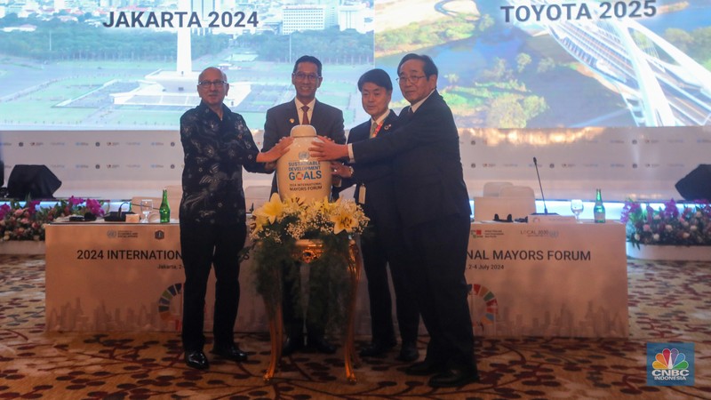 Penetapan kota Toyota sebagai tuan rumah IMF 2025 dilakukan setelah Deklarasi Jakarta yang dibacakan bergantian oleh perwakilan kepala daerah yang hadir dalam acara International Mayors Forum (IMF) 2025 di Grand Hyatt, Jakarta, Kamis (4/7/2024). (CNBC Indonesia/Faisal Rahman) Penetapan kota Toyota sebagai tuan rumah IMF 2025 dilakukan setelah Deklarasi Jakarta yang dibacakan bergantian oleh perwakilan kepala daerah yang hadir dalam acara International Mayors Forum (IMF) 2025 di Grand Hyatt, Jakarta, Kamis (4/7/2024). (CNBC Indonesia/Faisal Rahman)