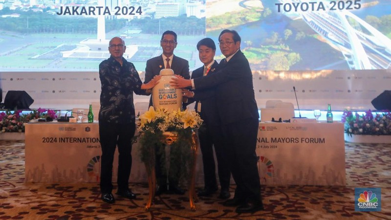Penetapan kota Toyota sebagai tuan rumah IMF 2025 dilakukan setelah Deklarasi Jakarta yang dibacakan bergantian oleh perwakilan kepala daerah yang hadir dalam acara International Mayors Forum (IMF) 2025 di Grand Hyatt, Jakarta, Kamis (4/7/2024). (CNBC Indonesia/Faisal Rahman)