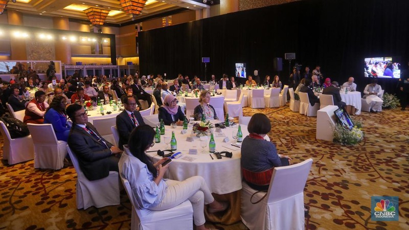 Penetapan kota Toyota sebagai tuan rumah IMF 2025 dilakukan setelah Deklarasi Jakarta yang dibacakan bergantian oleh perwakilan kepala daerah yang hadir dalam acara International Mayors Forum (IMF) 2025 di Grand Hyatt, Jakarta, Kamis (4/7/2024). (CNBC Indonesia/Faisal Rahman)