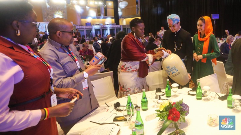 Penetapan kota Toyota sebagai tuan rumah IMF 2025 dilakukan setelah Deklarasi Jakarta yang dibacakan bergantian oleh perwakilan kepala daerah yang hadir dalam acara International Mayors Forum (IMF) 2025 di Grand Hyatt, Jakarta, Kamis (4/7/2024). (CNBC Indonesia/Faisal Rahman) Penetapan kota Toyota sebagai tuan rumah IMF 2025 dilakukan setelah Deklarasi Jakarta yang dibacakan bergantian oleh perwakilan kepala daerah yang hadir dalam acara International Mayors Forum (IMF) 2025 di Grand Hyatt, Jakarta, Kamis (4/7/2024). (CNBC Indonesia/Faisal Rahman)