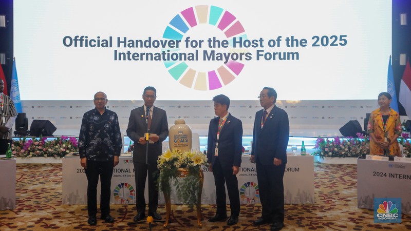 Penetapan kota Toyota sebagai tuan rumah IMF 2025 dilakukan setelah Deklarasi Jakarta yang dibacakan bergantian oleh perwakilan kepala daerah yang hadir dalam acara International Mayors Forum (IMF) 2025 di Grand Hyatt, Jakarta, Kamis (4/7/2024). (CNBC Indonesia/Faisal Rahman) Penetapan kota Toyota sebagai tuan rumah IMF 2025 dilakukan setelah Deklarasi Jakarta yang dibacakan bergantian oleh perwakilan kepala daerah yang hadir dalam acara International Mayors Forum (IMF) 2025 di Grand Hyatt, Jakarta, Kamis (4/7/2024). (CNBC Indonesia/Faisal Rahman)
