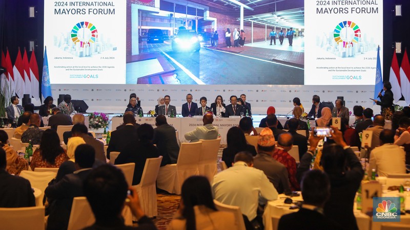 Penetapan kota Toyota sebagai tuan rumah IMF 2025 dilakukan setelah Deklarasi Jakarta yang dibacakan bergantian oleh perwakilan kepala daerah yang hadir dalam acara International Mayors Forum (IMF) 2025 di Grand Hyatt, Jakarta, Kamis (4/7/2024). (CNBC Indonesia/Faisal Rahman) Penetapan kota Toyota sebagai tuan rumah IMF 2025 dilakukan setelah Deklarasi Jakarta yang dibacakan bergantian oleh perwakilan kepala daerah yang hadir dalam acara International Mayors Forum (IMF) 2025 di Grand Hyatt, Jakarta, Kamis (4/7/2024). (CNBC Indonesia/Faisal Rahman)